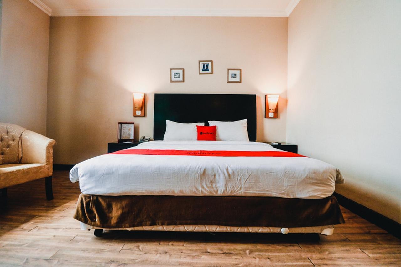 Hotel Reddoorz Premium @Jalan Jendral Sudirman Palembang Esterno foto