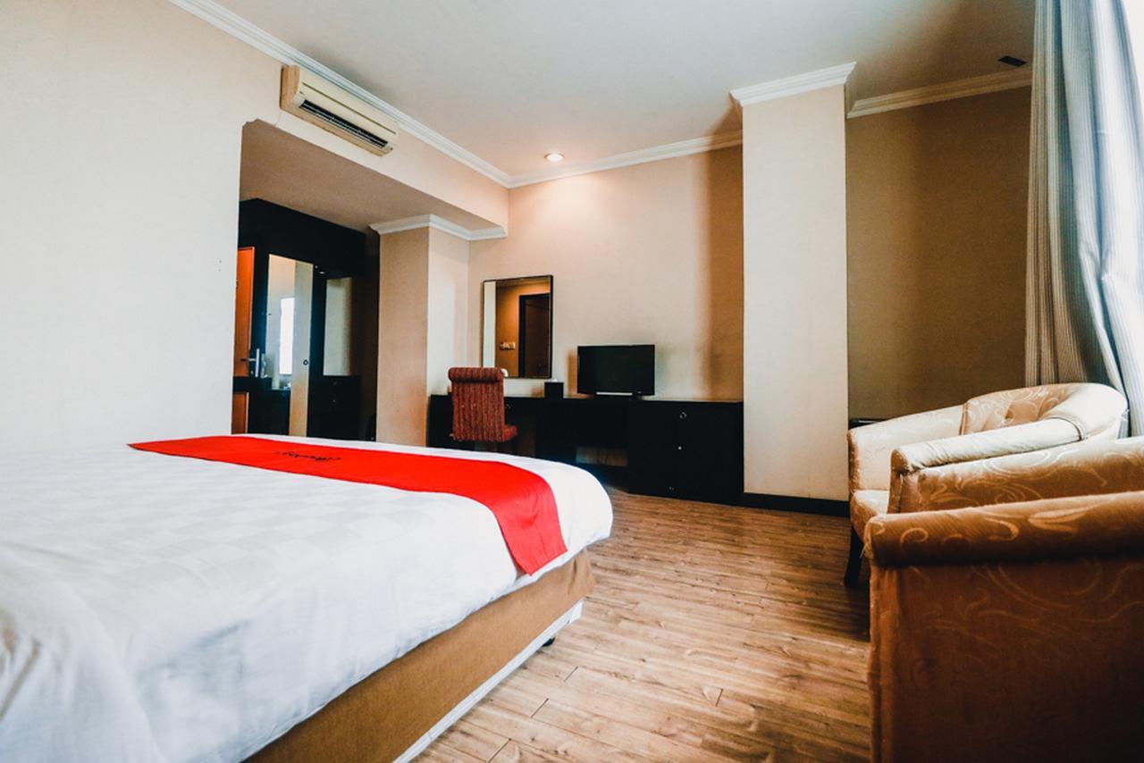 Hotel Reddoorz Premium @Jalan Jendral Sudirman Palembang Esterno foto