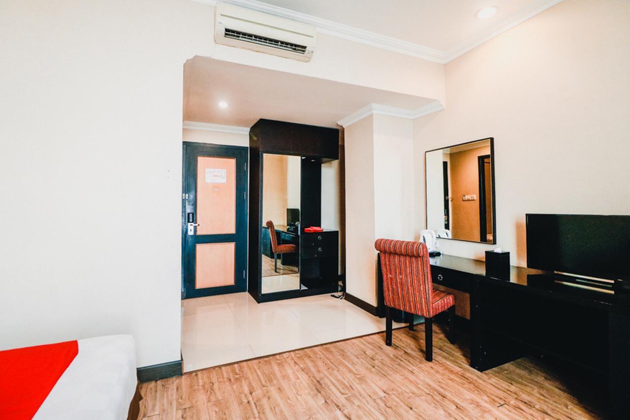Hotel Reddoorz Premium @Jalan Jendral Sudirman Palembang Esterno foto