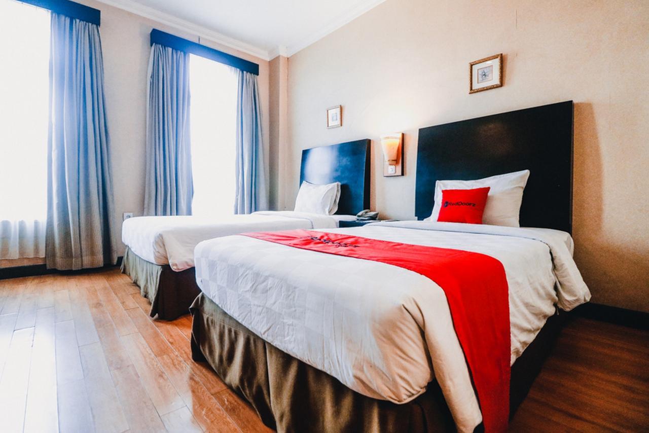 Hotel Reddoorz Premium @Jalan Jendral Sudirman Palembang Esterno foto